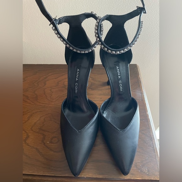 Anna Cori Black Heels - Picture 2 of 5